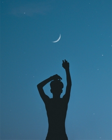 夜晚月亮人物剪影