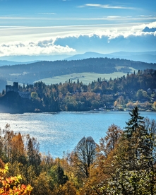 远山森林湖水天空