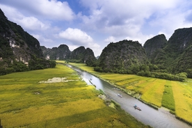 山水之间的小船