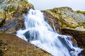 山上奔腾而下的瀑布