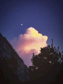 月亮与白色云朵