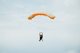 跳伞伞兵滑翔飞行图片