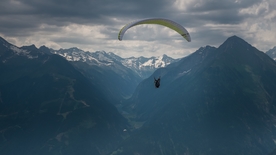 跳伞伞兵滑翔飞行图片