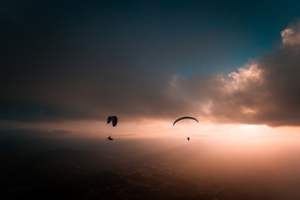 跳伞伞兵滑翔飞行图片