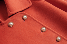 珊红色毛呢珍珠纽扣配饰