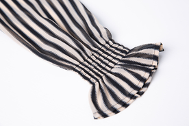 条纹喇叭袖特写