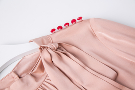 衣服肩部纽扣特写