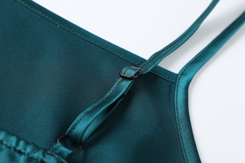 藏蓝色吊带特写