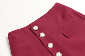 深红色裙装特写