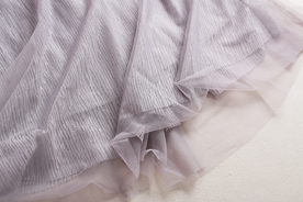 紫灰色裙摆特写