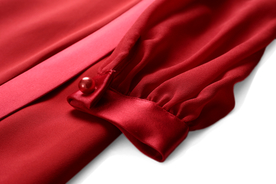 深红色衣袖特写