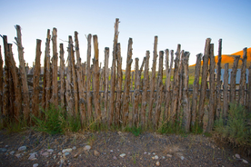 栅栏篱笆木栏围栏围墙图片