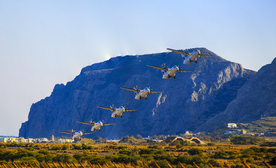 希腊圣托里尼机飞机起飞连拍照片