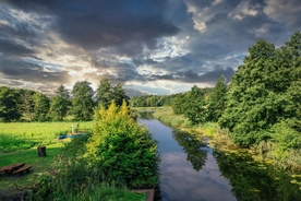 蓝天白云与草地河流
