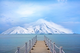 眺望雪山的码头