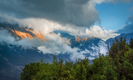 山脉中风雨变幻