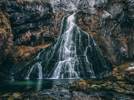 奔腾而下的瀑布