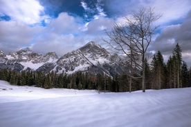 蓝天下的雪山雪地