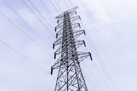 干净天空下的高压电线