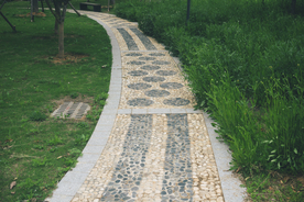 公园中的鹅卵石小路