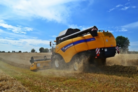 收割机丰收图片