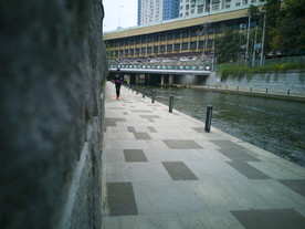 岸边跑道