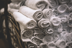 毛巾堆叠卷起图片