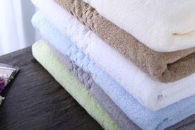 毛巾堆叠卷起图片