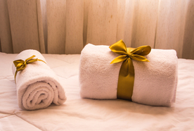 毛巾堆叠卷起图片