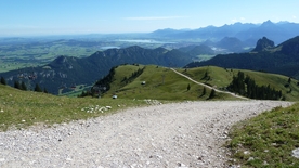 高山流水湖泊风景图片