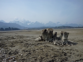 高山流水湖泊风景图片