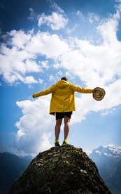 山顶上的人远眺图片