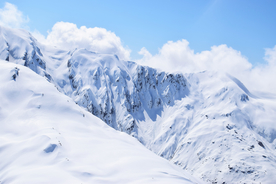 雪山山峰积雪图片