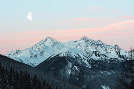 雪山山峰积雪图片