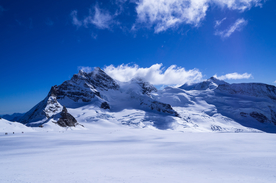雪山山峰积雪图片
