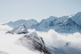 雪山山峰积雪图片