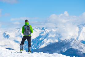 山顶上的人远眺图片
