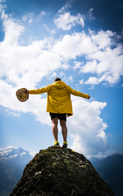 山顶上的人远眺图片