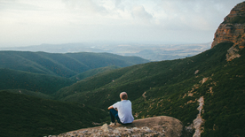 山顶上的人远眺图片