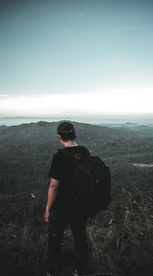 山顶上的人远眺图片