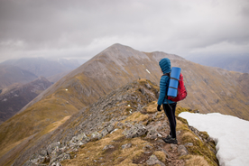 山顶上的人远眺图片