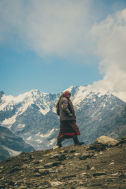 山顶上的人远眺图片