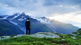 山顶上的人远眺图片