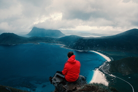 山顶上的人远眺图片