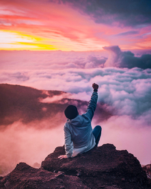 山顶上的人远眺图片