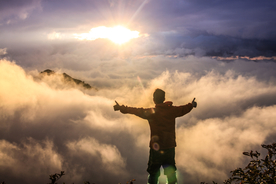 山顶上的人远眺图片