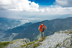 山顶上的人远眺图片