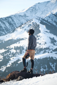 山顶上的人远眺图片