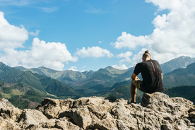 山顶上的人远眺图片