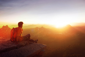 山顶上的人远眺图片